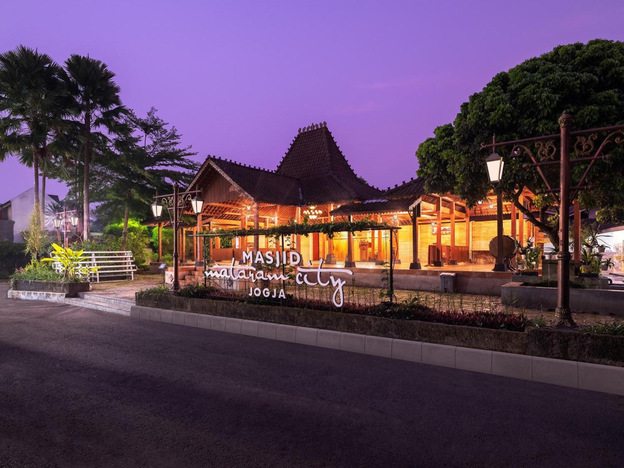 เดอะ อลานา โยกยาการ์ตา โฮเต็ล แอนด์ คอนเวนชั่น เซ็นเตอร์ Hotel สเลมาน ภายนอก รูปภาพ