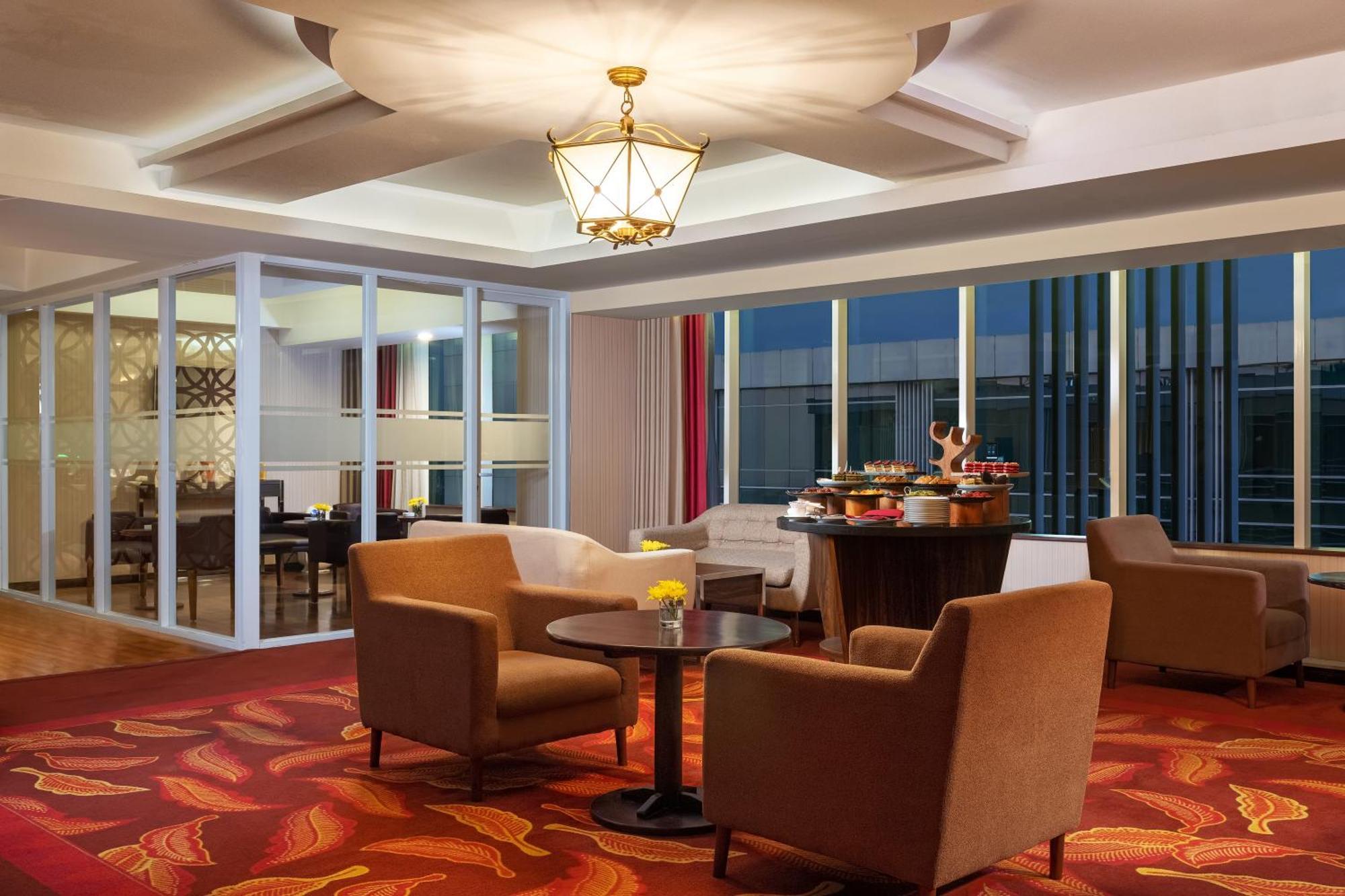 เดอะ อลานา โยกยาการ์ตา โฮเต็ล แอนด์ คอนเวนชั่น เซ็นเตอร์ Hotel สเลมาน ภายนอก รูปภาพ